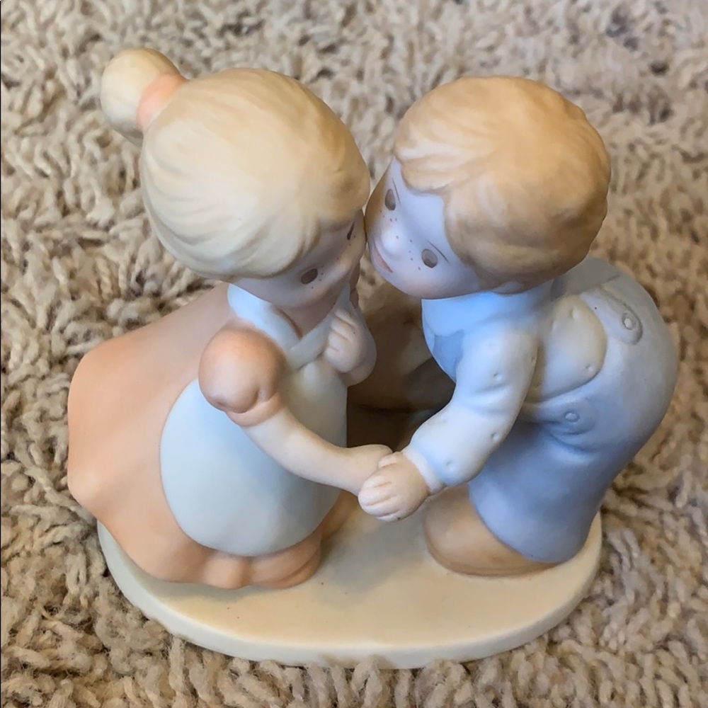 Circle of friends Homco 1991 first kiss figurine